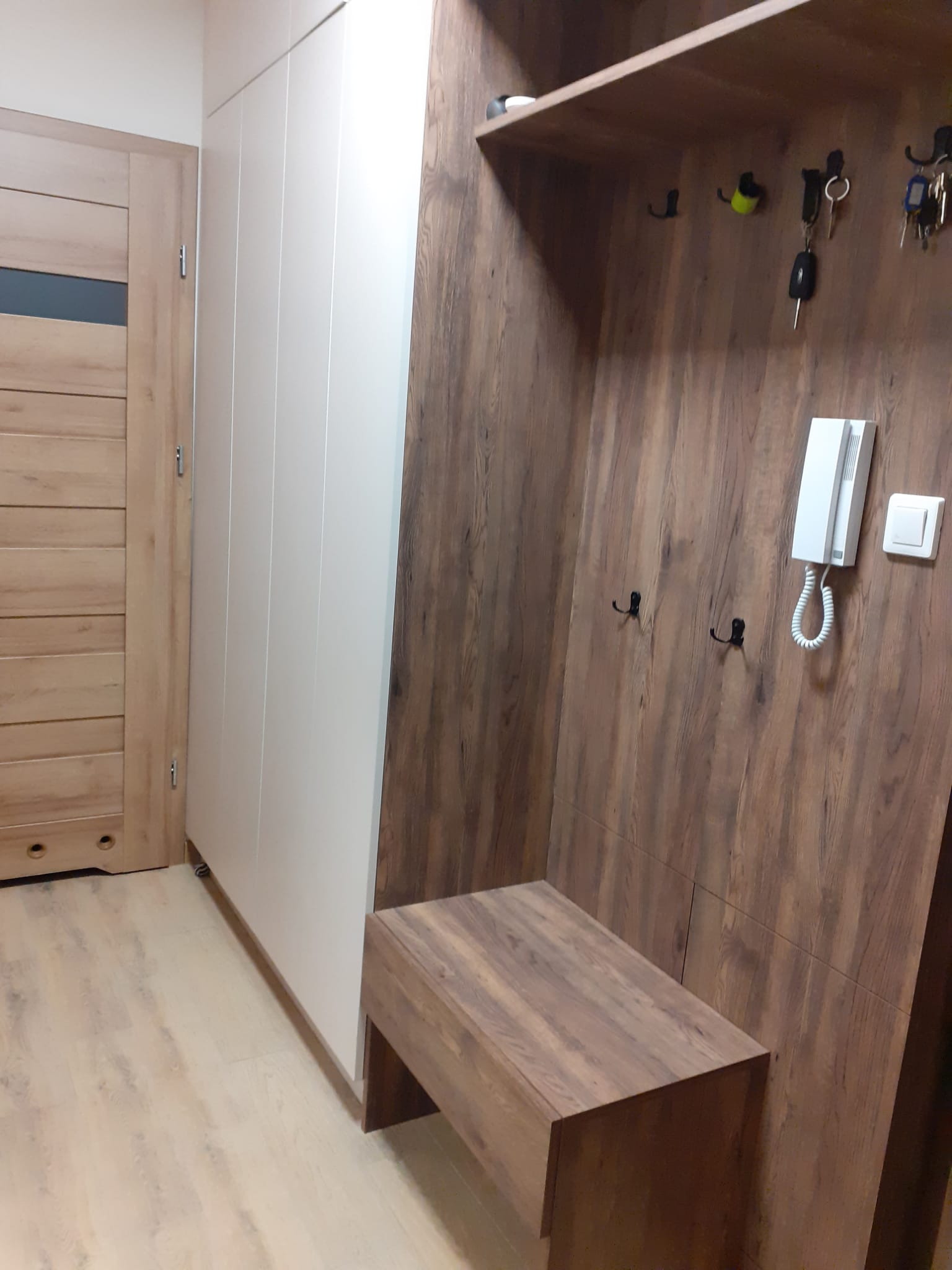 Meble przedpokojowe na zamówienie Poznań – szafy wejściowe, dąb